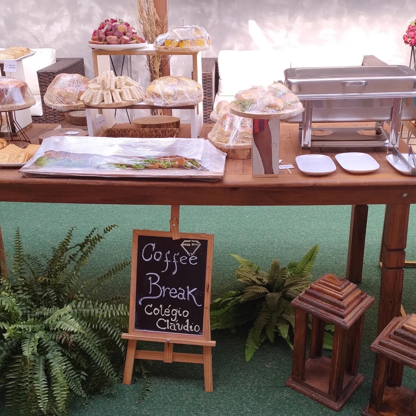 Mesa de coffee break decorada com plaquinha escrito Coffee Break Colégio Claudio